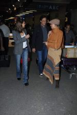 Gauri Khan, Arun Nayar and Parmeshwar Godrej leave for London _ Mumbai on 23rd Nov 2012 (8).JPG